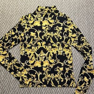 Gently used Alice & Olivia turtleneck. Size XL, black & gold